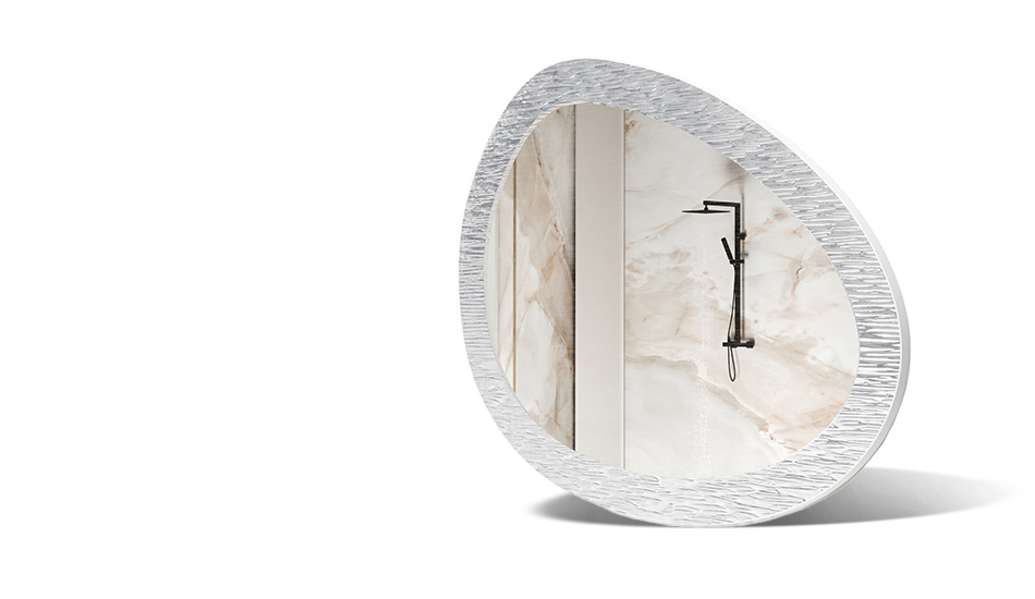Zrcadlo v rámu s kovovou dekorací. Symbol moderní elegance