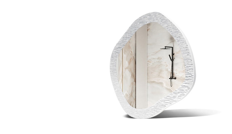 Zrcadlo v rámu s kovovou dekorací. Symbol moderní elegance