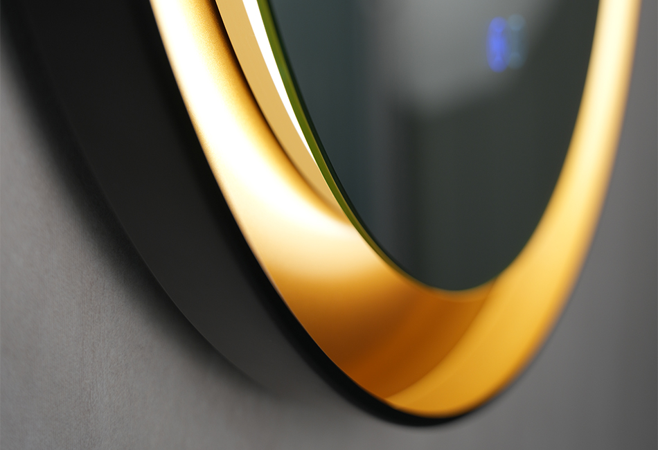 Zrcadlo v černém kovovém rámu