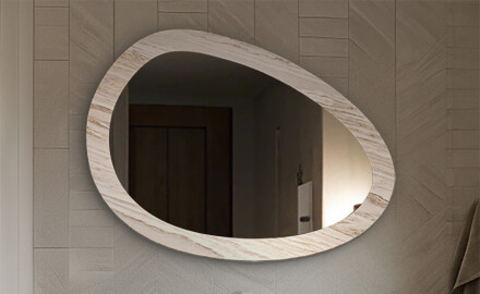 Zrcadla v kamenném rámu